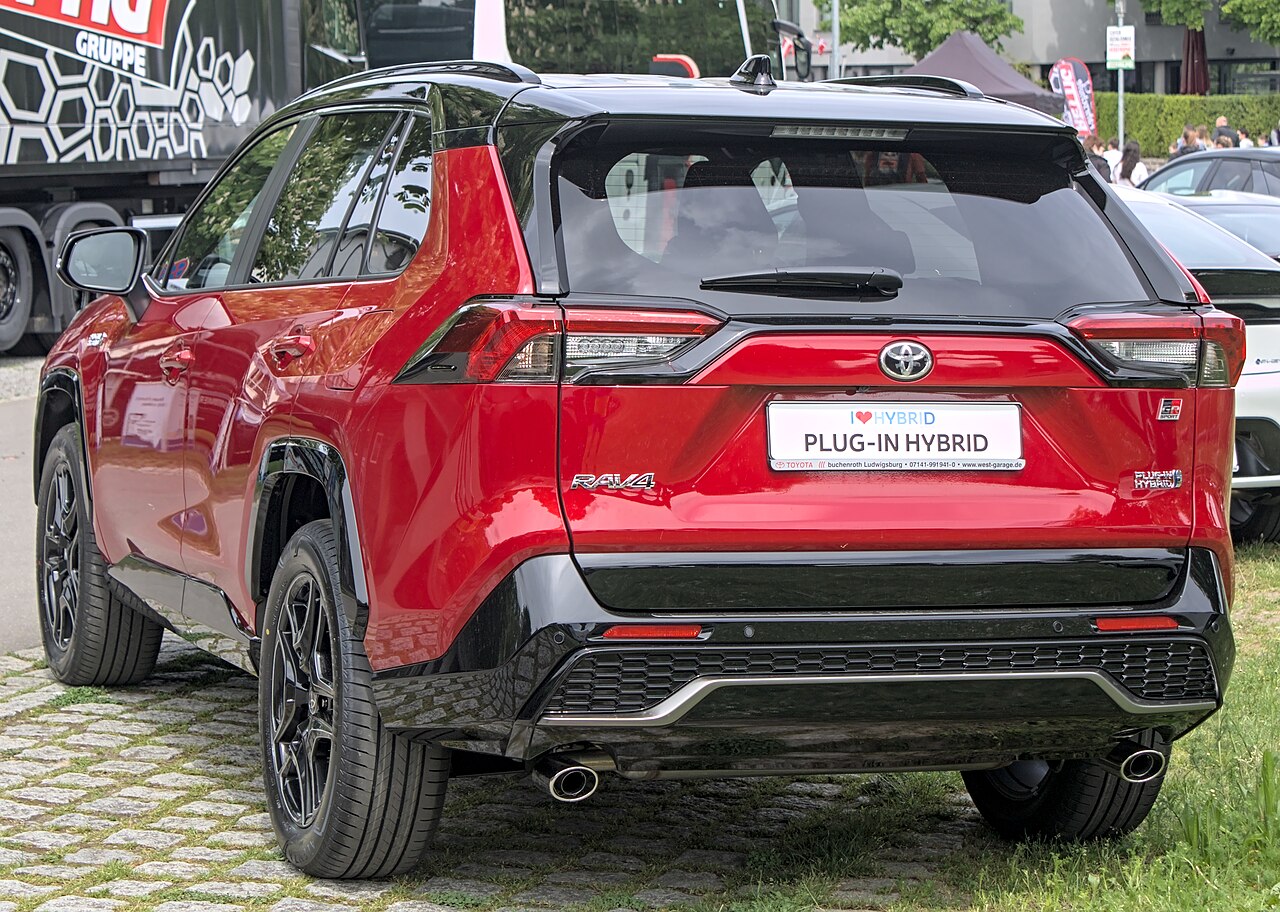 Representative vehicle for Intermediate SUV vs Standard SUV rental comparison; rental model and trim may differ